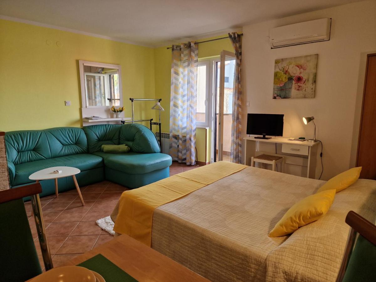 Apartments Rina Ровин Екстериор снимка